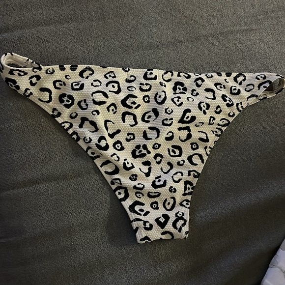 Onia women’s white & black leopard underwire bikini. Size M - Picture 3 of 4